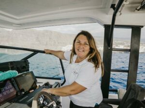 Photographie de Mercedes Reyes (Fondatrice, chercheuse, guide) et capitaine du bateau l’Esiel.