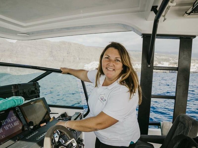 Photographie de Mercedes Reyes (Fondatrice, chercheuse, guide) et capitaine du bateau l’Esiel.